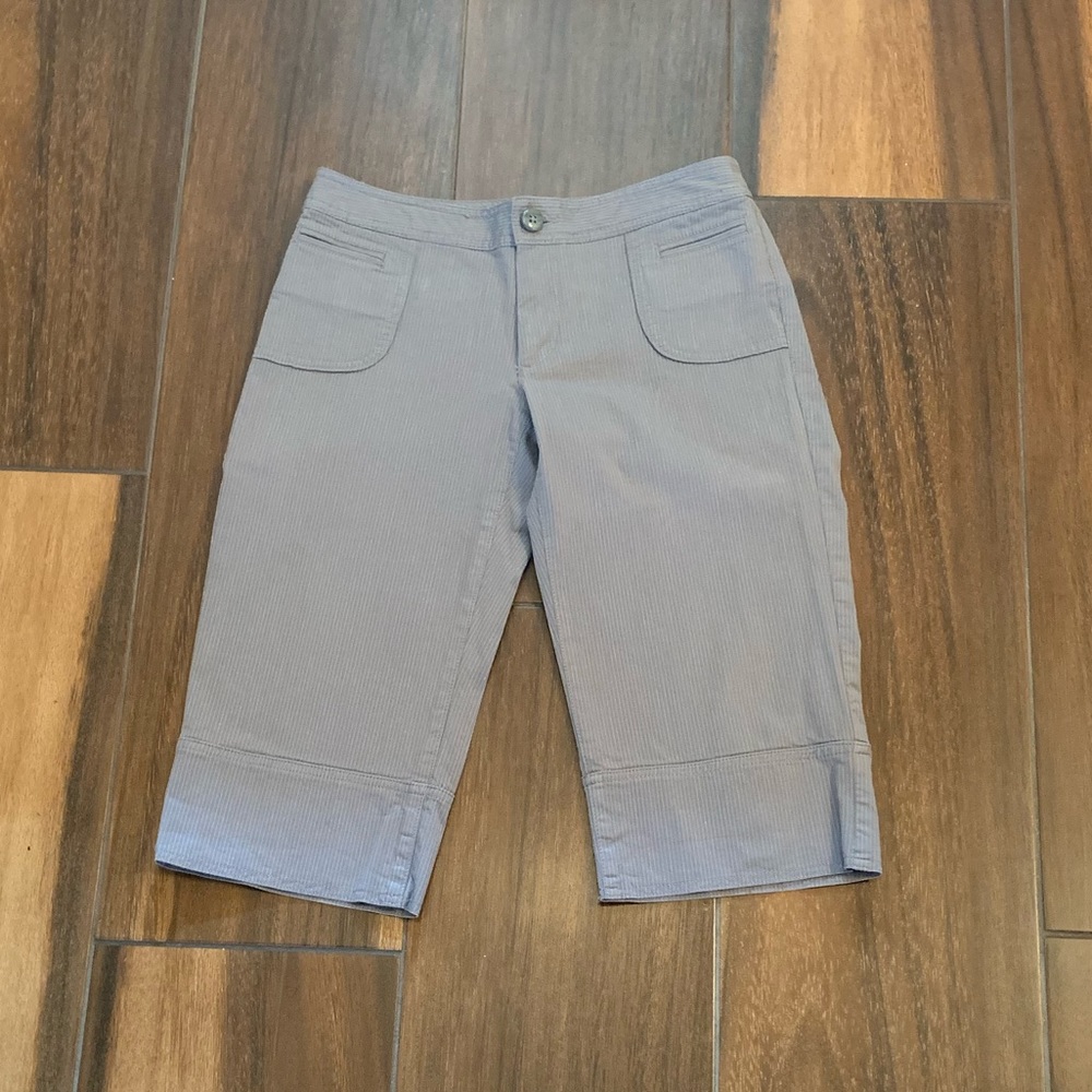 Light gray pedal pusher capri pants